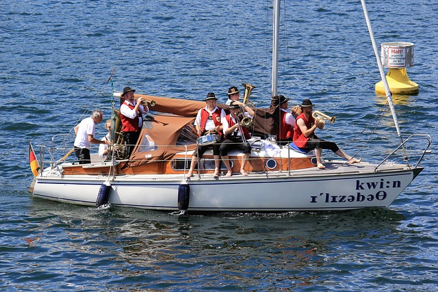 出了带有公 出了带有公